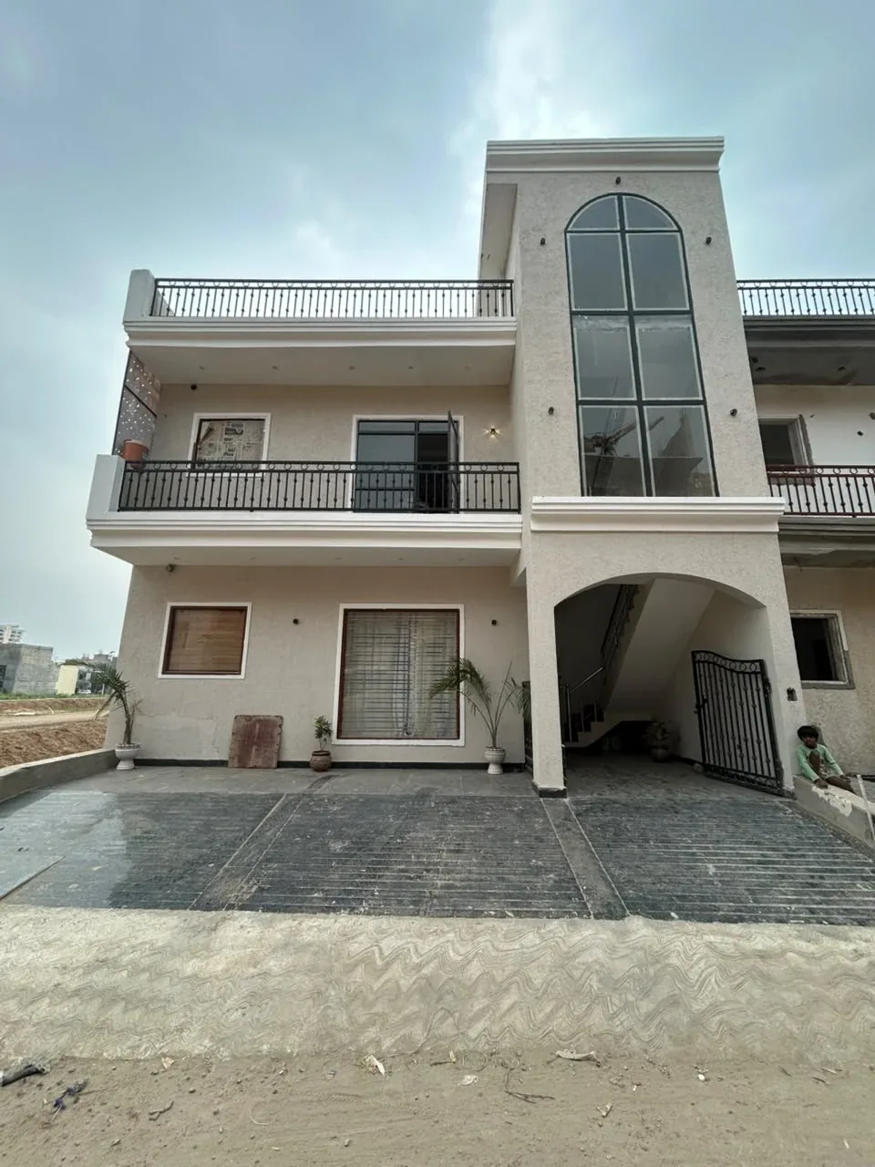 Sunny Urban Villa Terrace View